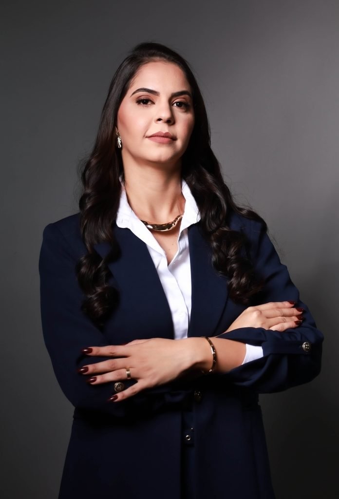 Lalesca Araújo durante atendimento jurídico